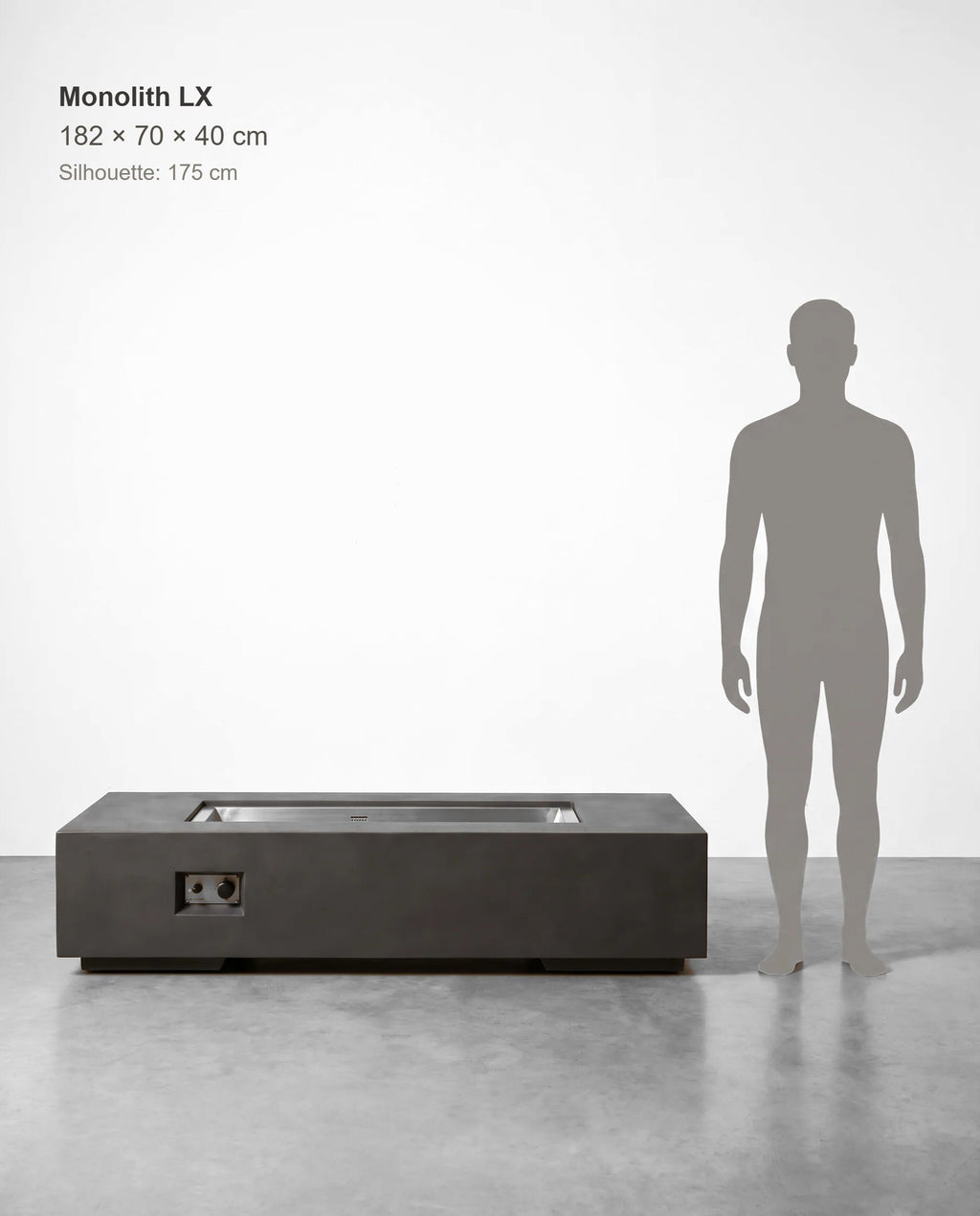 Monolith LX Gas-Feuertisch, 182 × 70 × 40 cm, Größenvergleich mit einer 175 cm großen Person